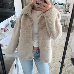 Teddyjacka  - Jättefin teddyjacka från arket i bra skick🫶🫶Perfekt till hösten