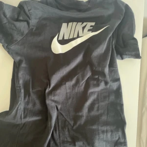 Nike tröja stl 158 FRI FRAKT😀 - Snygg Nike tröja i nyskick. Har aldrig använt. Pris går att diskuteras!