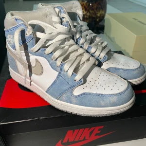 Jordan 1 Retro High OG ‘Hyper Royal’ - Köpte dessa för 5500kr för 1 år sen absolut inte värt, inte min stil med höga jordans.  Säljer dessa eftersom de bara ligger i förrådet. Men vill gärna bli av med de så säljer billigt