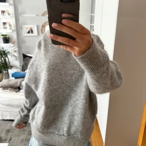 Mohair tröja - Supersnygg tröja i mohair från HM, sitter snyggt oversized 😍 väldigt lik den på första bilden. Den är sydd nedtill för att den var lite lång innan! Osäker på om jag vill sälja 