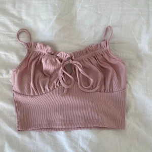 Crop top - Rosa crop top med snörning.