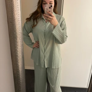 Grönt sett - Köpte detta sett på kappahl för 1 år sedan. Ord pris tillsammans 798kr. Har använts några gånger💚