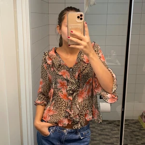 Leopardmönstrad topp - Så fin vintage topp med leopardmönster! Aldrig använt. Köpt vintage och är i 100% silke. Vackra volanger och detaljer🥰