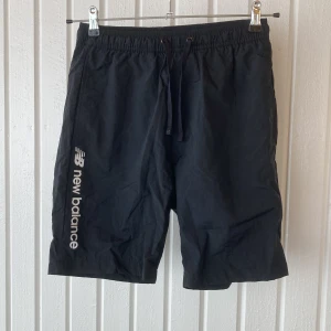 New Balance shorts - Tränings-shorts från New Balance, ser ut och känns som badbyxor. Använda ett fåtal gånger under löpning. Mycket gott skick! Färgen är svart och storleken är Small herr. 