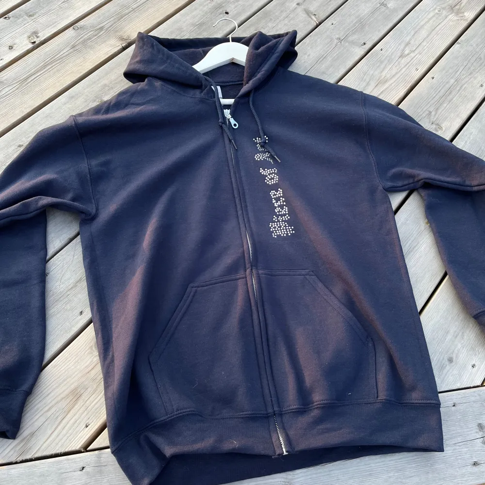 Mörkblå rhinestone zip hoodie av mitt märke  Helt nya  Storlekarna finns i Small och i medium Färger finns i mörkblå vinröd svart vit.. Hoodies.