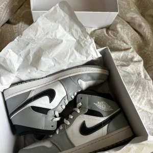 Jordan 1 Light Smoke Grey Mid, Storlek 45 - Hjälper min kille sälja sina Jordan 1’s i storlek 45, skorna är i princip aldrig använda. Orginal låda saknas💓  Nypris ligger på 2999kr💘