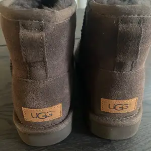 Oanvända UGG i original kartong. Säljer pga felköp. ord pris 2289 