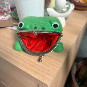 Plånbok  - Säljer en söt liten grod plånbok perfekt för sedlar och mynt.❤️