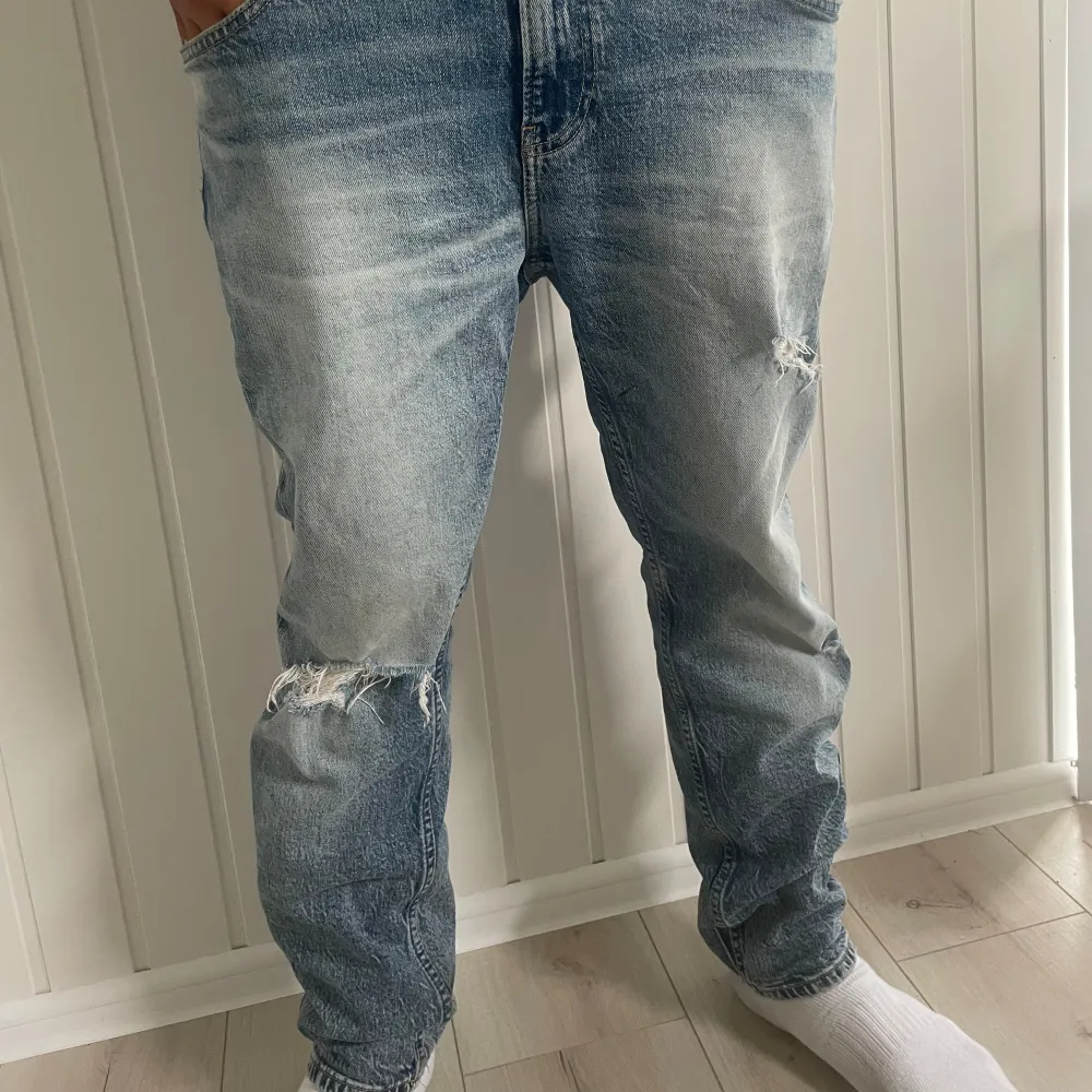 Ljusblå Calvin Klein jeans ny skick  (Han på bilden är 180). Jeans & Byxor.