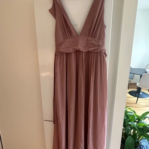 Gammaldags rosa långklänning - Långklänning från bubbleroom i gammeldagsrosa. Storlek 40. Perfekt till bal bröllop som gäst osv. 