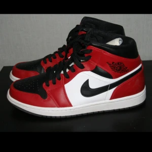 Jordan 1 Mid Chicago Black Toe - Resale går för 4000 Köpa från footlocker Knappt använda och ser nya ut Kommer utan låda därav låga priset