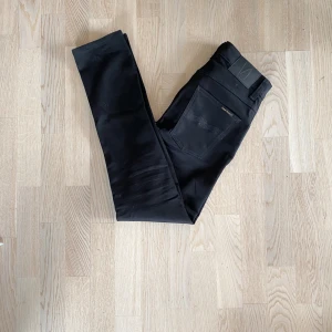Nudie jeansco  - Lite använda svarta nudie jeans, slim fit,skick 8/10.