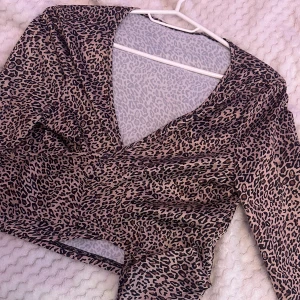 Shein Leopard knytblus - Jättefin stretchig leopard print blus från Shein som man knyter där fram. Aldrig använt.