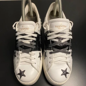 Valentino Skor  - Hej! Säljer nu dessa  Valentino skor, storlek 36, skicket bedömer vi är använt utan skador , tveka inte på att höra av er vid frågor kring skorna! 