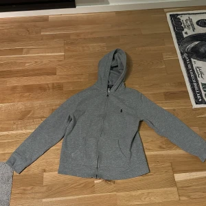 Grå Ralph lauren zip tröja - Grå Ralph lauren zip tröja. Storlek 14-16 år/ xs. Använd endast en gång. Pris kan diskuteras
