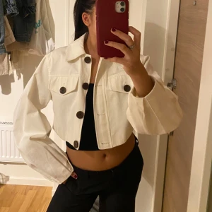 Jacka - Säljer min skitsnygga croppade jacka då den inte har kommit till användning. Storlek 34 Använd Max 2 gånger. Säljs inte längre.  