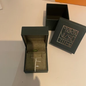 Maria nilsdotter - Maria nilsdotter letter berlock i silver. Berlocken är från Maria nilsdotter och kedjan är min egna. Men kan skicka med den också vid köp