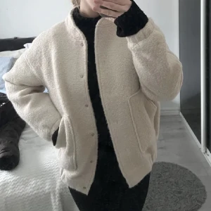 Jacka - Beige jacka från veromoda i storlek S, nyskick 