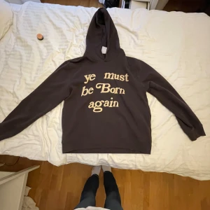 Kanye merch hoodie - Säljer min älskade Kanye hoodie som inte kommit till användning. Köp gärna nu och fråga om ni har några frågor❤️nypris gick på 900kr.