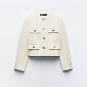 Blazer i piké  - Så fin plazer i piké, helt slutsåld och oanvänd också!!!  I storlek M, passar en s och XS också❤️❤️ 