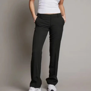 Lågmidjade kostymbyxor! - Super fina, säljer då jag har vuxit ur de! Jätte fint skick. ❣️