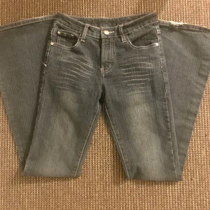 Lågmidjade utsvängda jeans - Lågmidjade utsvängda jeans!! Skriv för mått ❤️ 