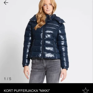 Populär slutsåld jacka  - Skit snygg jacka som är slut såld. Säljer då den är för liten. Färgen är mörkblå💗