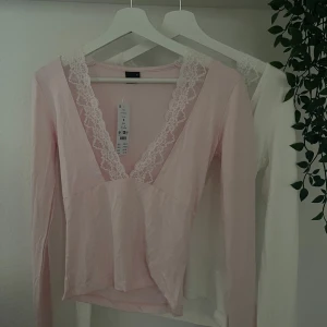 gina tricot spetströja 🩷 - fin tröja oanvänd med lapp kvar från gina tricot i storlek S. Säljer även en likadan i vit. 🩷