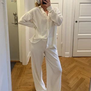 Vitt ribbat set  - Mjölkvitt, luftigt, ribbat set från Gina Tricot. Använt 1 gång. Båda delar är i S och skjortan är oversized. Kan även säljas del för del, 200kr st isåfall 🌸