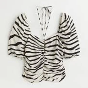 Blus  - Nya blus från hm, så fin till både finare tillfällen och vardagligt. Säljer då den inte kommer till användning. 💞storlek M lite liten i storleken.