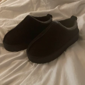 Uggs - Säljer dessa uggs tofflorna från lager 157 då de inte passar mig, aldrig använda utomhus. Endast testade inomhus💞
