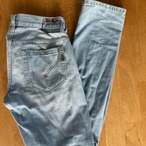 Dondup jeans - Ett par skit feta ljusblåa Dondup George jeans i perfekt skick 