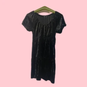 Krossad sammet grunge svart klänning  - Fint skick!