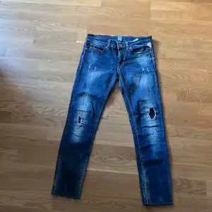 Riktigt feta replay jeans som inte används, skick7/10, om det finns några frågor e de ba o fråga 🤝👍