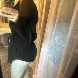 Svart kappa - Super fin svart kappa från Gina. Använd nån enstaka gång. Perfekt nu i höst!!☺️