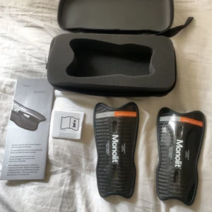 Monolit benskydd  - Säljer nu mina benskydd då Jag har slutat med fotboll å dom bara ligger å tar plats. Väldigt sparsamt använda, materialet är kolfiber å de väger endast 20 gram och är riktigt bra å enkla att spela i tveka inte på att höra av er vid frågor 