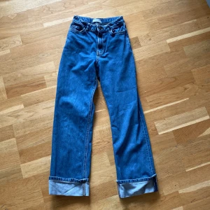 Blå jeans från Lindex - Ett par jättesnygga jeans som är använda men i gott skick. De har inga defekter 💗Jag säljer dem då de har blivit för små! De är ifrån Lindex och har resor i midjan så att man kan justera passform 🙌🏻Kontakta mig vid frågor eller om du vill ha mått! 