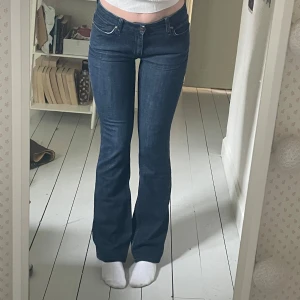 Mörkblå bootcut jeans - sååå snygga mörkblå flare jeans i nyskick, vintage och lowwaist med en liten broderad detalj på bakfickan 💕midjemått 37,5 och innerben 80 💝 med tanke på att de är vintage från 90-talet och i bra kvalitet så kommer jag inte sänka priset 💕