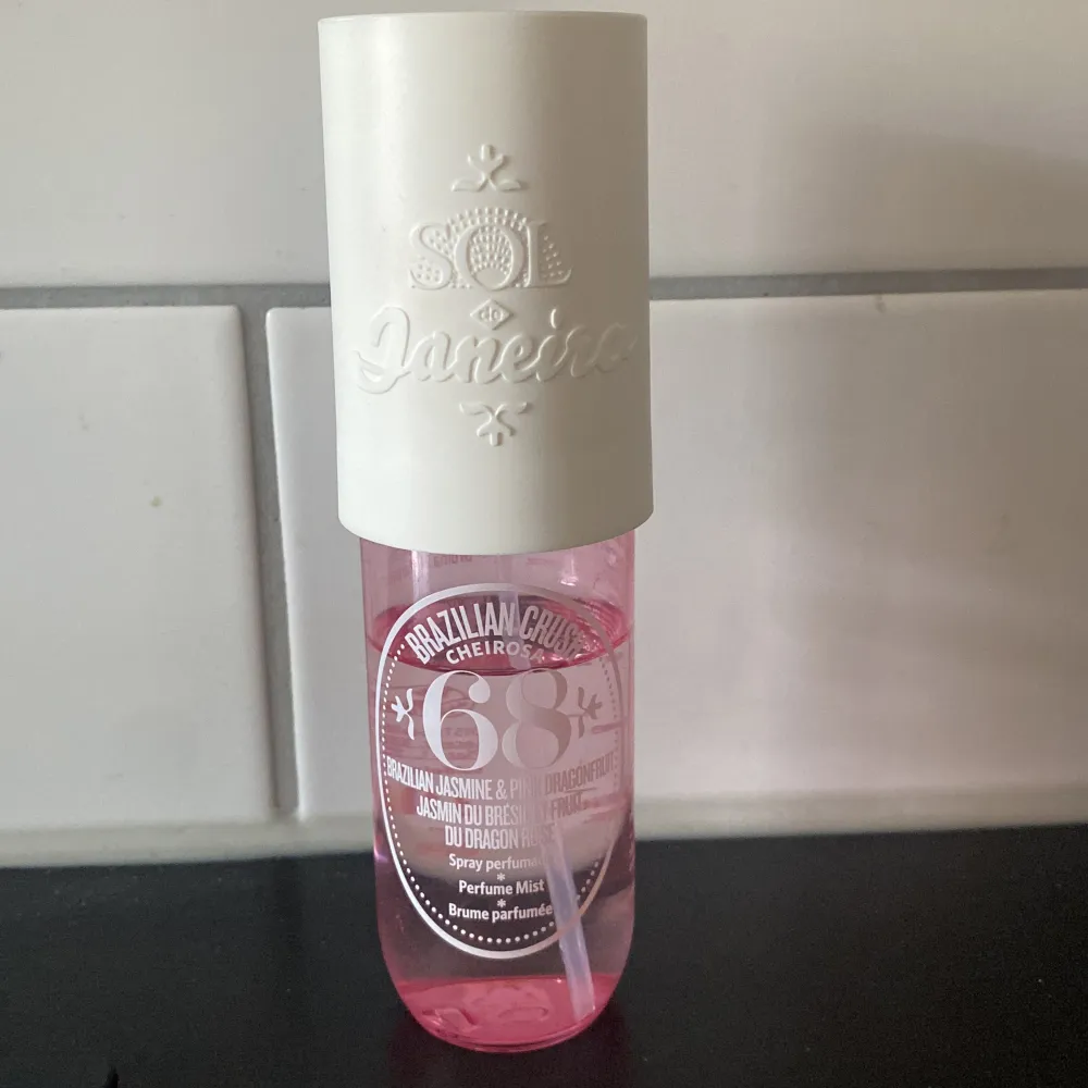 Säljer denna fräscha goda parfymen från Sol de Janeiro då den inte kommer till användning längre. Har använt ca 30 ml. . Parfym.