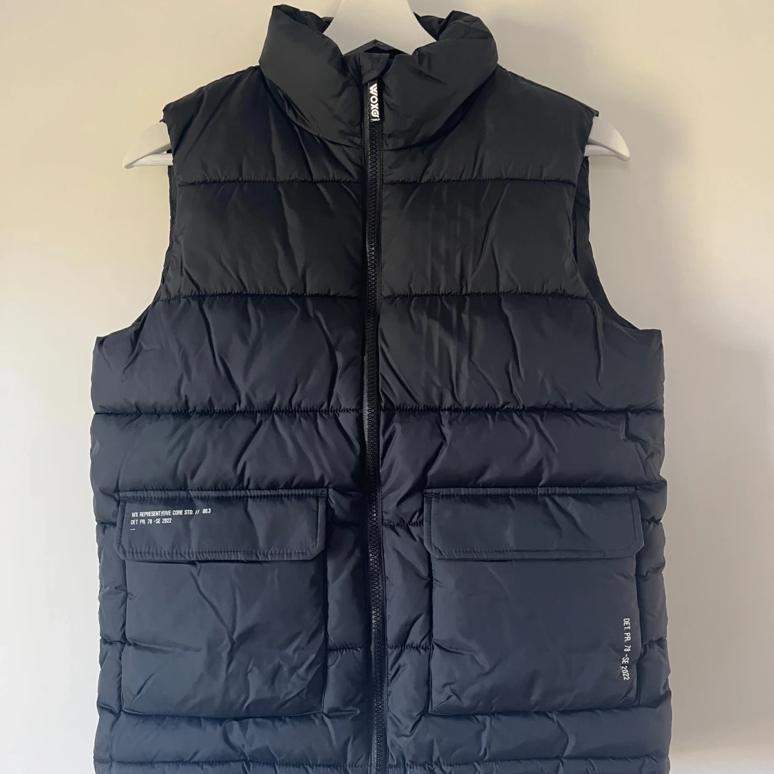 Svart dunväst med dragkedja