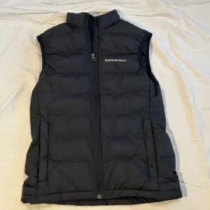 Peak performance väst XS -  Peak performance väst i ny skick , säljer pga av att den är för liten.