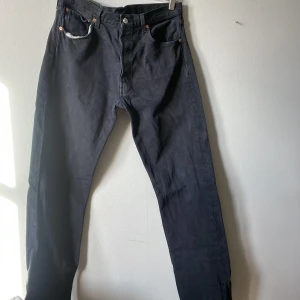 Levis 501 - Väldigt använda. Inga fläckar men de skador som finns i bilderna.
