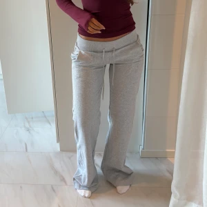 Lågmidjade mjukisbyxor - Lågmidjade gråa mjukisbyxor från alobha. Tyvärr för långa på mig som är 165 så passar jätte bra om du är 170+. Aldrig användna med lappen kvar. Använd löp nu!