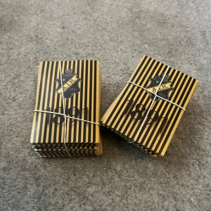AIK klibbor - Bilden visar två buntar med AIK:s emblem och årtalet 1891. De har ett svart och gult randigt mönster.   (1 kr styck ) kan gå med på bättre pris vid köp av 100 eller mer!