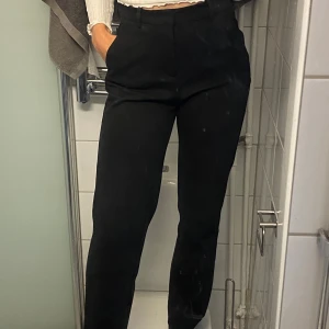 Kostymbyxor  - Skönaste kostymbyxorna med rakare form, men sitter fint upptill. Skönt tyg med härlig stretch .  Storlek S/30 , fint skick. 🌟 Nypris 450kr, säljer för 200kr  