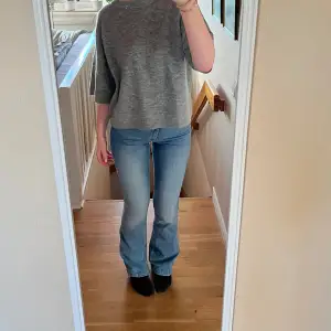 Jättefina midwaist jeans från Nelly i strl W26/L34💗Byxorna har blivit använd ett fåtal gånger, men är i väldigt bra skick! Jag har sprättat upp de längst ner, bild 5🙌🏻Hör av dig vid frågor & ge gärna prisförslag