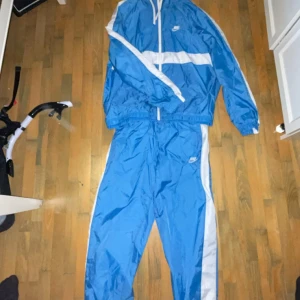 Nike Tracksuit  - Nike windbreaker Tracksuit(lite gabber vibes) i storlek Medium, den är luftig och bekväm med bra passform. Knappt använd😮‍💨🙏 pris går att diskutera 💸