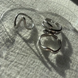 Supersnygga ringar - Säljer tre jättesnygga ringar i silver. Vet inte märket men tror att de materialet är stainless steel❤️