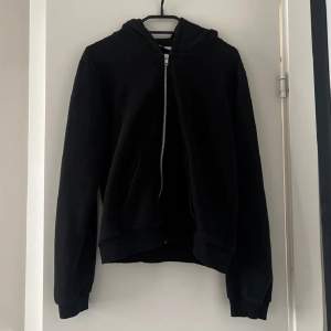 Svart hoodie