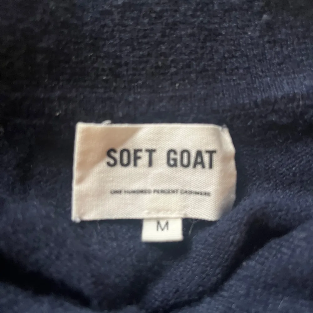 En blå soft goat hoodie i gott skick. Tröjan är i 100% Kashmir och nypris ligger runt 3000kr. Hör av dig vid funderingar!. Stickat.